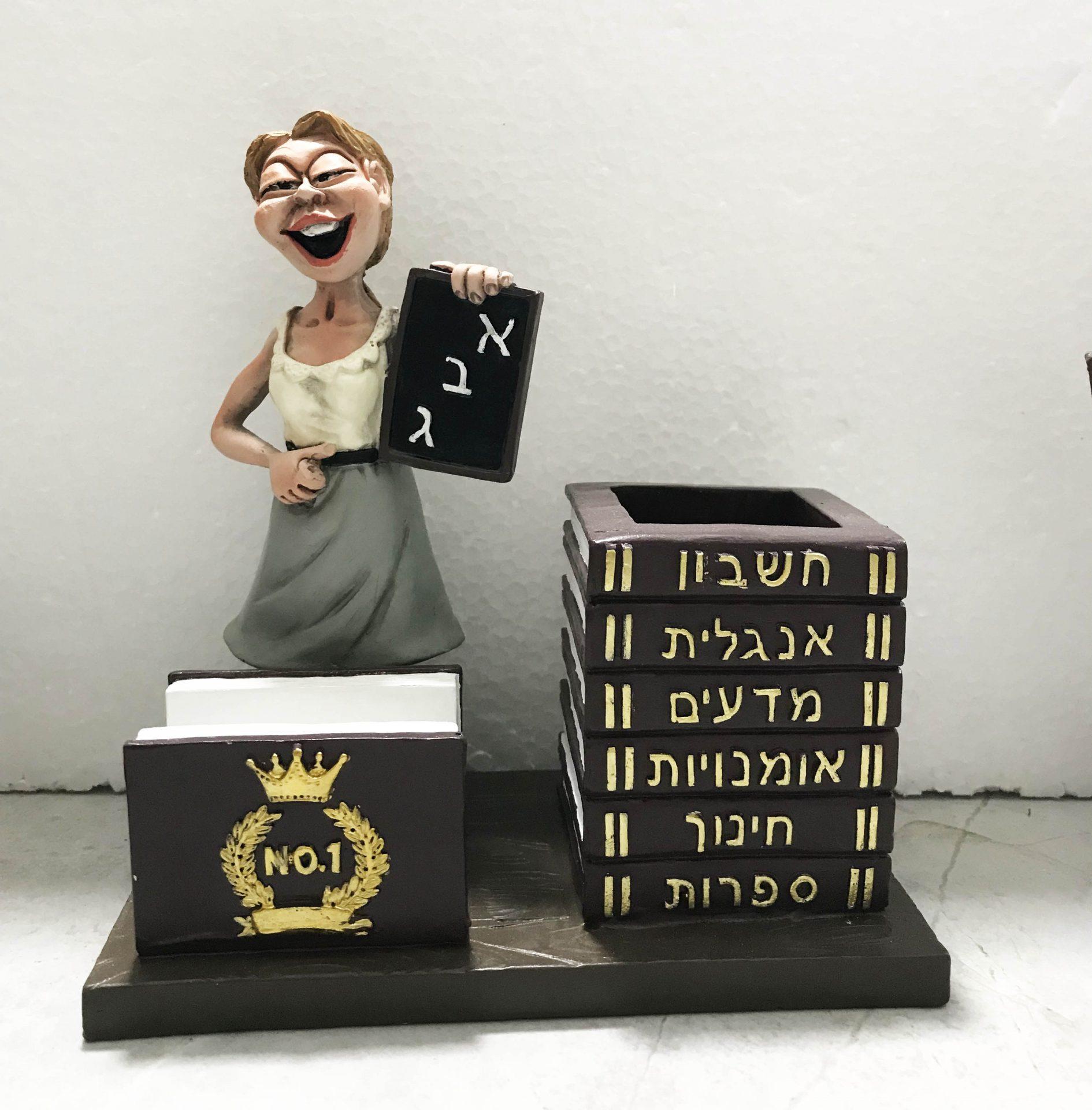 מחזיק עטים וכרטיסי ביקור עם פסלון "מורתי" משעשע