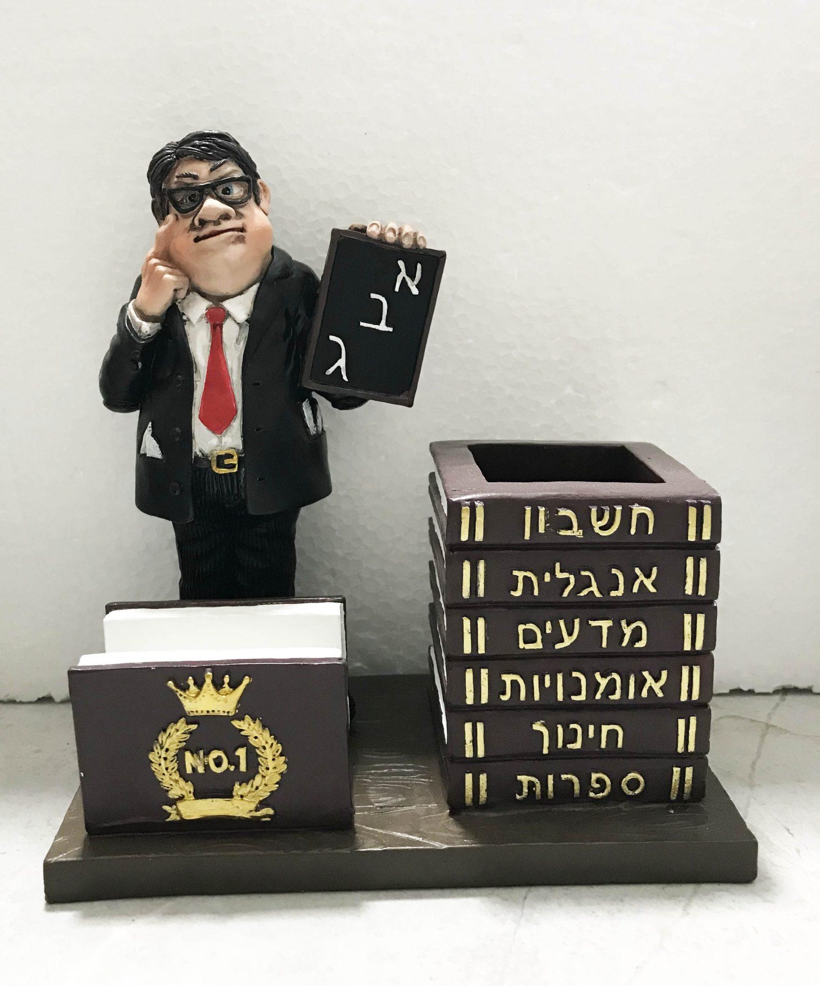 מחזיק עטים וכרטיסי ביקור עם פסלון "המורה בעניבה" משעשע
