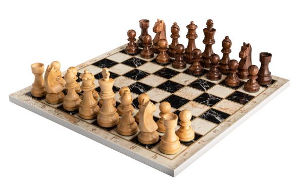 ערכת שחמט מהודרת - לוח במראה שיש שחור ובהיר וכלים גדולים מעץ משובח