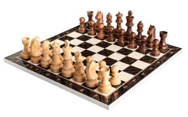 ערכת שחמט מהודרת - לוח עץ אגוז וכלים גדולים מעץ משובח