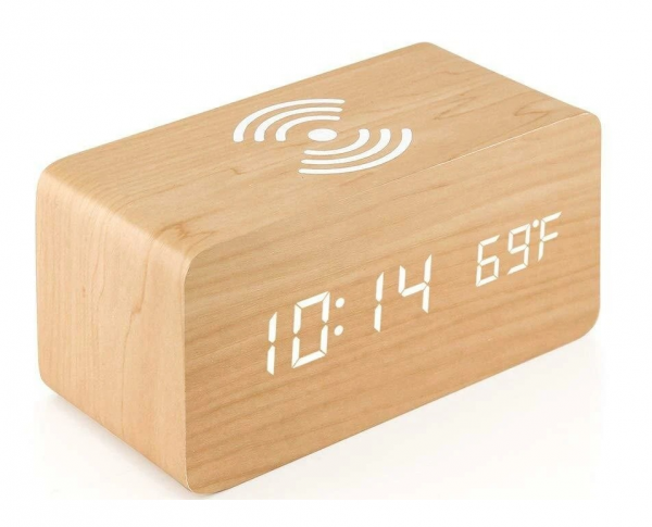 שעון מעורר דיגיטלי עם מטען אלחוטי בעיצוב קוביית עץ במבוק